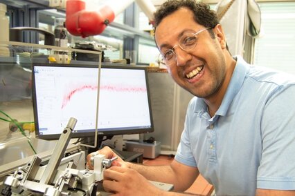 Mahmoud Elkady forscht im Team von Prof. Dr. Timo Sörgel an der Optimierung von Hartchromschichten. Foto: © Hochschule Aalen | Taylor Rystrom
