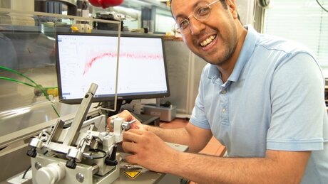 Mahmoud Elkady forscht im Team von Prof. Dr. Timo Sörgel an der Optimierung von Hartchromschichten. Foto: © Hochschule Aalen | Taylor Rystrom