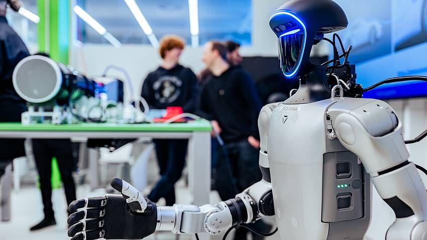 Zwischen Technologie und Menschlichkeit: Ethik-Café diskutiert humanoide Roboter
