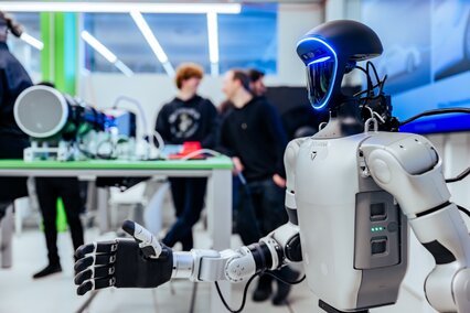 Zwischen Technologie und Menschlichkeit: Ethik-Café diskutiert humanoide Roboter