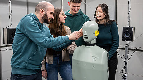 Studierende aus dem Bachelorstudiengang Audiologie und Hörakustik arbeiten an einem Dummy
