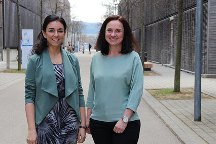 Freiräume für wissenschaftliche Durchbrüche: Prof. Dr. Anne Stumper (links) und Prof. Dr. Christina Schwarz von der Hochschule Aalen werden von der Carl-Zeiss-Stiftung gefördert. Foto: © Hochschule Aalen | Saskia Stüven-Kazi