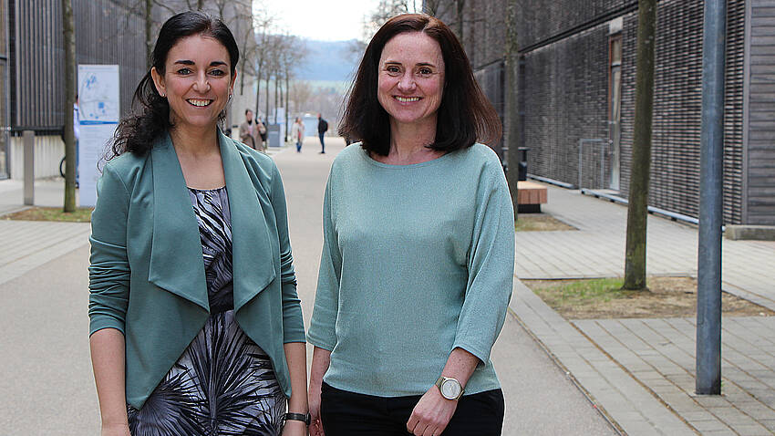 Freiräume für wissenschaftliche Durchbrüche: Prof. Dr. Anne Stumper (links) und Prof. Dr. Christina Schwarz von der Hochschule Aalen werden von der Carl-Zeiss-Stiftung gefördert. Foto: © Hochschule Aalen | Saskia Stüven-Kazi
