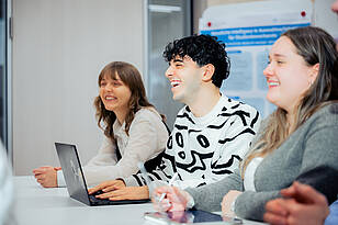 Gruppenbesprechung mit Professorin und Studierenden vom Bachelorstudiengang Wirtschaftspsychologie