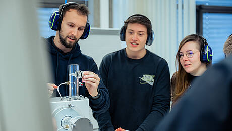 Studierende des Bachelorstudiengangs Allgemeiner Maschinenbau Plus abrieten an einer Maschine