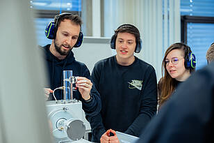 Studierende des Bachelorstudiengangs Allgemeiner Maschinenbau Plus abrieten an einer Maschine