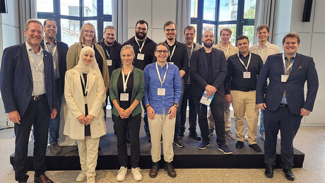 Auf dem Foto ist Prof. Dr. Timo Sörgel gemeinsam mit zwölf Studierenden der Studiengängen Oberflächentechnik, Materialien für Nachhaltigkeit, Angewandte Oberflächen- und Materialwissenschaften und Advanced Materials and Manufacturing zu sehen. Gemeinsam haben sie die ZVO-Oberflächentage in Karlsruhe besucht und mehrere Tage geballte Praxis und spannende Einblicke in aktuellen Themen der Oberflächen-Branche erlebt.