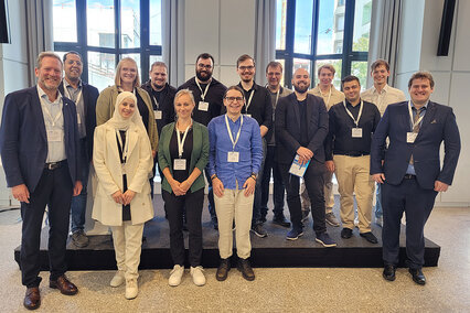 Auf dem Foto ist Prof. Dr. Timo Sörgel gemeinsam mit zwölf Studierenden der Studiengängen Oberflächentechnik, Materialien für Nachhaltigkeit, Angewandte Oberflächen- und Materialwissenschaften und Advanced Materials and Manufacturing zu sehen. Gemeinsam haben sie die ZVO-Oberflächentage in Karlsruhe besucht und mehrere Tage geballte Praxis und spannende Einblicke in aktuellen Themen der Oberflächen-Branche erlebt.