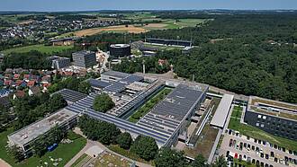 Das Bild zeigt den gesamten Campus der Hochschule Aalen, mit der Beethovenstraße im Fordergrund, dem Burren im Hintergrund und in der Mitte des Bildes den Waldcampus.