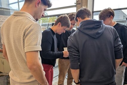 Experimentieren, Staunen, Verstehen – Werkstoffkunde begeistert Schüler