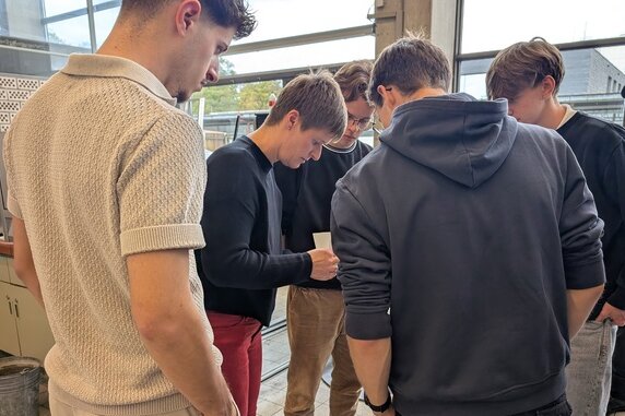 Experimentieren, Staunen, Verstehen – Werkstoffkunde begeistert Schüler