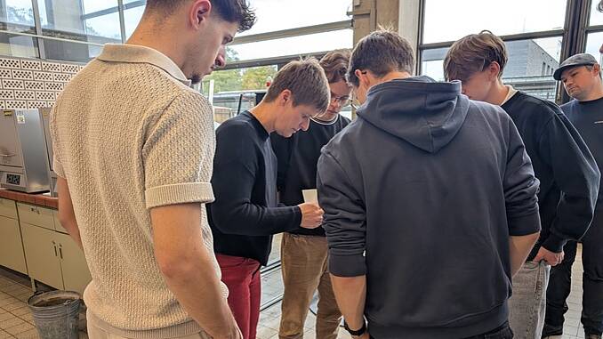 Experimentieren, Staunen, Verstehen – Werkstoffkunde begeistert Schüler