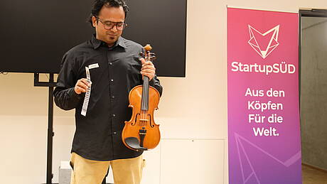 Teilnehmer beim StartupSÜD Co-Founder Matching Event pitcht seine Idee