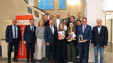 Die Geehrten des Hochschulpreises 2025 mit den Vertretern von Sparkassenstiftung, Hochschulen und Politik
