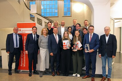 Die Geehrten des Hochschulpreises 2025 mit den Vertretern von Sparkassenstiftung, Hochschulen und Politik