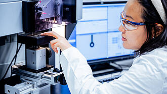 eine Studentin aus dem Masterstudiengang Advanced Materials and Manufacturing arbeitet im Labor