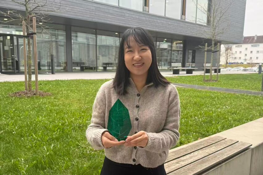 Hang Liu erhält den Preis für die beste Präsentation auf der Online-Konferenz „Bioplastics“