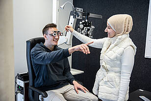 Studierende aus dem Bachelorstudiengang Augenoptik / Optometrie führen einen Sehtest durch