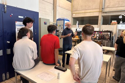 Junior-Ingenieur-Akademie des THG Aalen zu Besuch im Labor für Spanende Fertigung