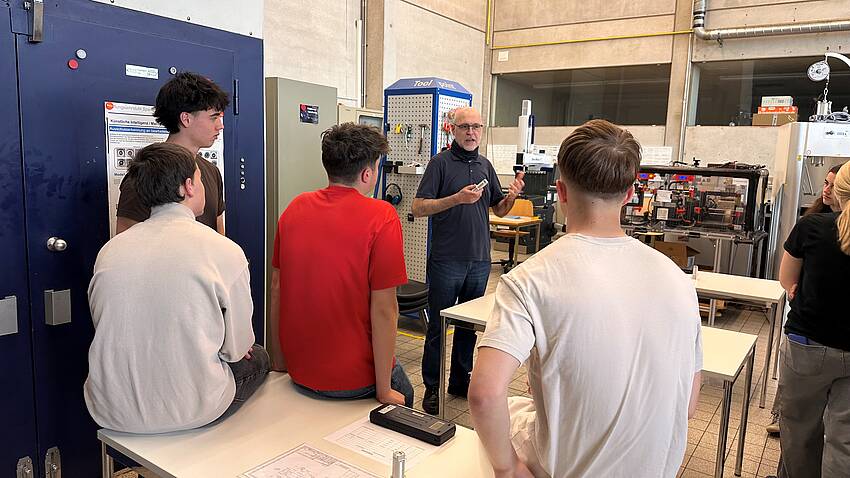 Junior-Ingenieur-Akademie des THG Aalen zu Besuch im Labor für Spanende Fertigung