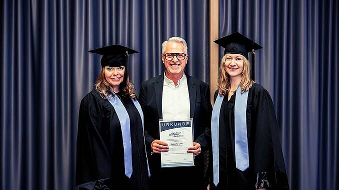 Die beiden Preisträgerinnen Xenia Bieche (links) und Natascha Lanz mit Karl Amon, dem Stifter des Preises