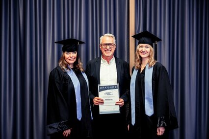 Die beiden Preisträgerinnen Xenia Bieche (links) und Natascha Lanz mit Karl Amon, dem Stifter des Preises