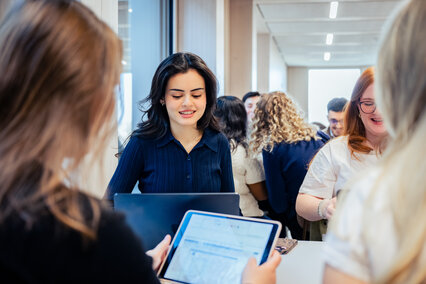 Studierende beim Lernen auf dem Waldcampus (Hochschule Aalen| Foto: Tobias Holzinger)