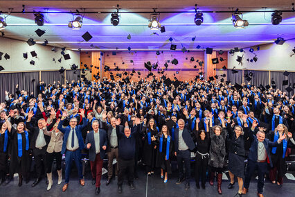 Studierende der Hochschule Aalen feiern ihren Abschluss.