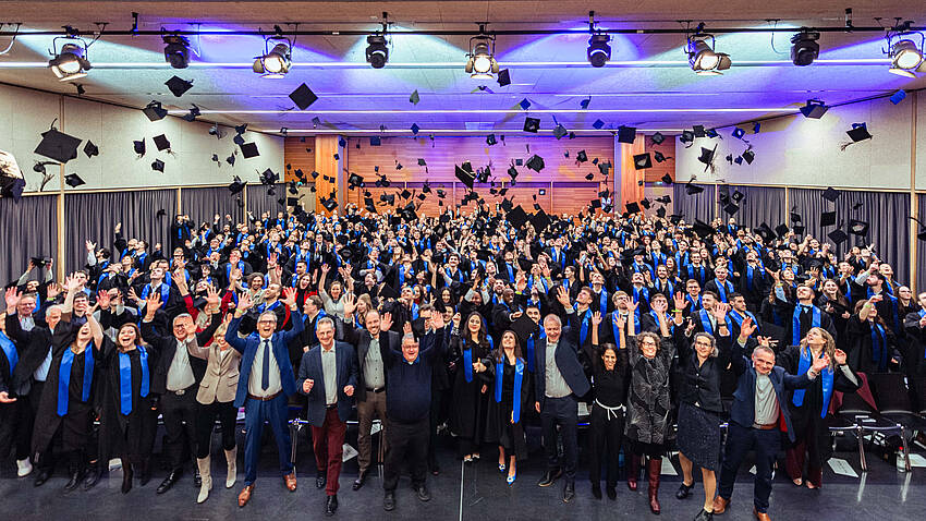 Studierende der Hochschule Aalen feiern ihren Abschluss.