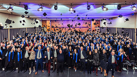 Studierende der Hochschule Aalen feiern ihren Abschluss.