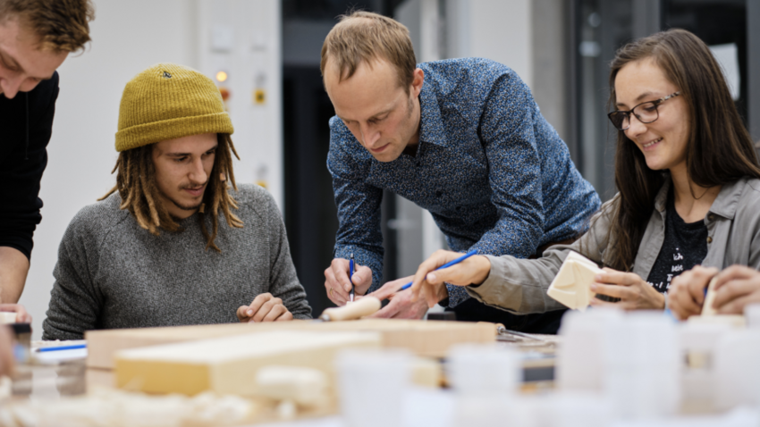 Prof. Pietzsch arbeitet mit Studierenden im Makerspace.