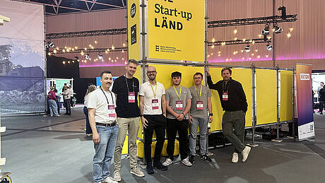 Gründer vor dem INSPIRE BW-Stand auf dem START Summit in St. Gallen