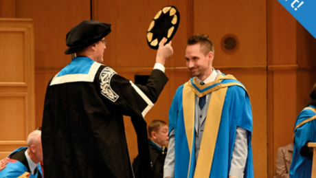 Bild zeigt Dirk Schuhmann bei der Verleihungszeremonie