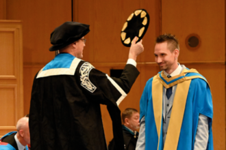 Bild zeigt Dirk Schuhmann bei der Verleihungszeremonie