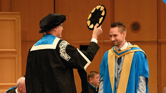 Bild zeigt Dirk Schuhmann bei der Verleihungszeremonie