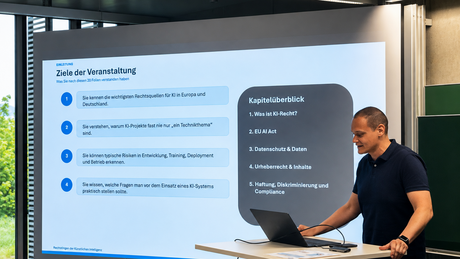 Rechtsanwalt Michael Richter Fachanwalt für IT-Recht Lehrbeauftragter der Hochschule Aalen (Informatik) trägt seinen Vortrag über die rechtliche Fallstricke der künstlichen Intelligenz in einem vollen Saal vor