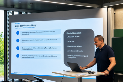 Rechtsanwalt Michael Richter Fachanwalt für IT-Recht Lehrbeauftragter der Hochschule Aalen (Informatik) trägt seinen Vortrag über die rechtliche Fallstricke der künstlichen Intelligenz in einem vollen Saal vor