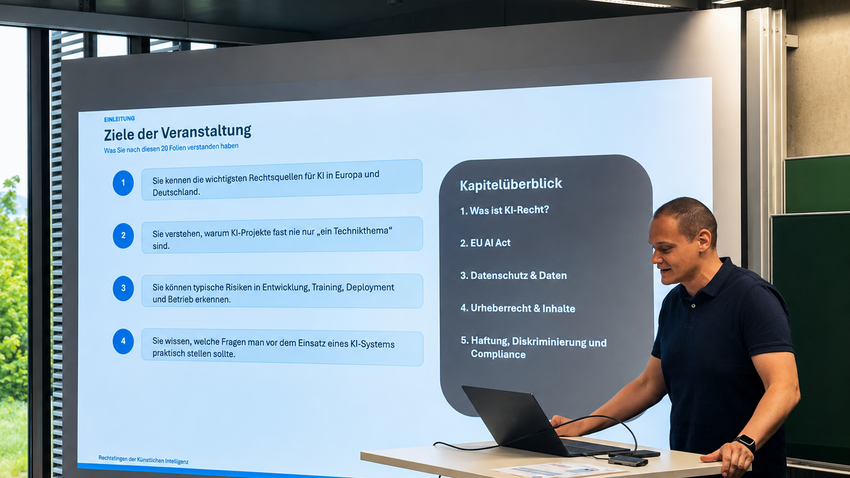 Rechtsanwalt Michael Richter Fachanwalt für IT-Recht Lehrbeauftragter der Hochschule Aalen (Informatik) trägt seinen Vortrag über die rechtliche Fallstricke der künstlichen Intelligenz in einem vollen Saal vor