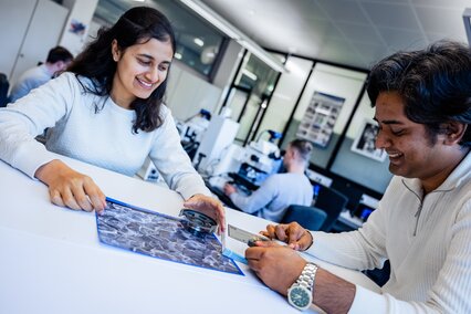Zwei indische Studierende forschen am IMFAA