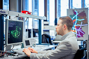 Studierender sitzt am Computer