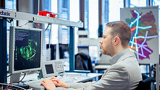 Studierender sitzt am Computer