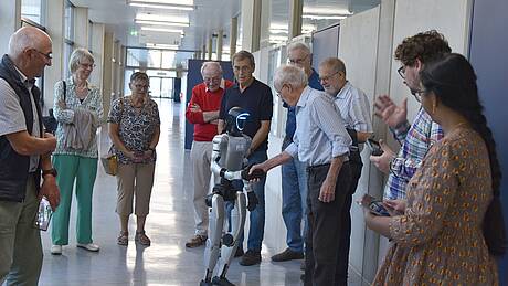 Die Alumni werden vom humanoiden Roboter begrüßt