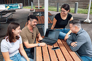 Besprechung im Außenbereich des Campusteil Burren