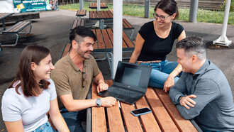 Besprechung im Außenbereich des Campusteil Burren