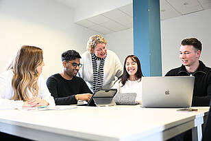 Besprechung mit Professor und Studierende aus dem Bachelorstudiengang Gesundheitsmanagement