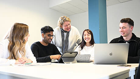 Besprechung mit Professor und Studierende aus dem Bachelorstudiengang Gesundheitsmanagement