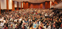 Foto: Zuhörer im vollen Sahl der Stadthalle