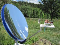 Foto: Ein Parabolspiegel auf einer Wiese