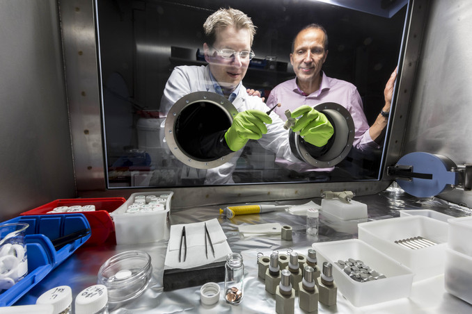 Foto: Erforscht neue Materialsysteme und Produktionstechnologien für Batterien: Prof. Dr. Volker Knoblauch, hier mit Doktorand Christian Weisenberger bei einem „tiefen Griff“ in eine sogenannte Glovebox.