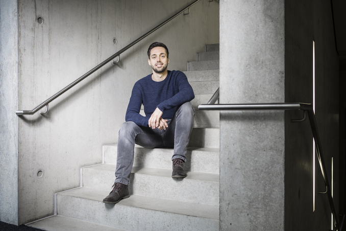 Foto: Jochen Gabler sitzt entspannt auf einer Treppe